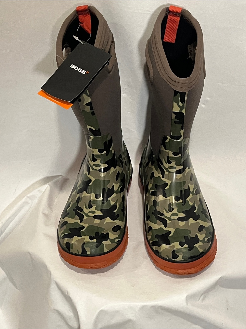 NWT Bogs Kids Camo Rain & Snow Boots in Green with Orange Soles Size 5